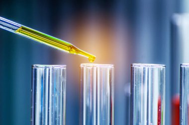 Üç erlenmeyer matarası, bilim laboratuarı araştırma ve geliştirme üzerine cam kaplama. 