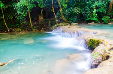 Ormanın derinliklerindeki şelale, Tayland 