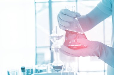 Laboratuvardaki bilim adamının eli. Tüp içinde el ele tutuşma şırıngası kanı test sonuçları tıbbi ya da kimyasal arka plan 