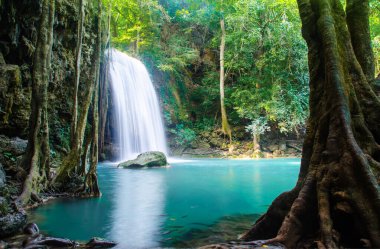 Ormanın derinliklerindeki şelale, Tayland 