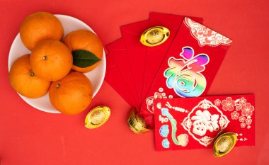 Çinliler, Ay 'ın yeni yılındaki aşağılama, ang pow, altın üzerine yazı Rick ve şans dileyin demek.