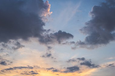 güzel günbatımı (gün batımı, gökyüzü) ve bulut karamsar gökyüzü