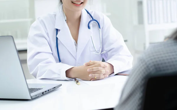 Hastaneden hasta alan profesyonel bir doktor.
