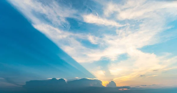 美しい日没 と雲の気分の良い空 — ストック写真