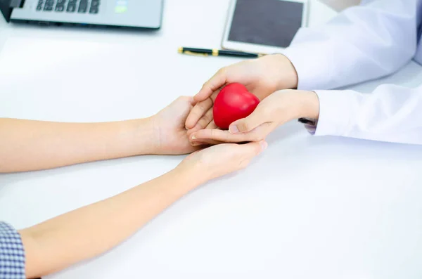 Ręka Lekarza Dać Serce Rąk Ludzi — Zdjęcie stockowe