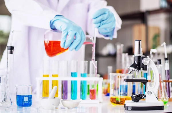 Bir pipetin deney tüpüne örnek bırakması, soyut bilim geçmişi.