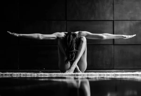 赤裸裸的瑜伽漂亮性感的年轻女子的身体 灰色背景 低调点 图库图片
