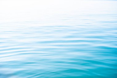 Sakin deniz okyanus ve mavi gökyüzü arka plan