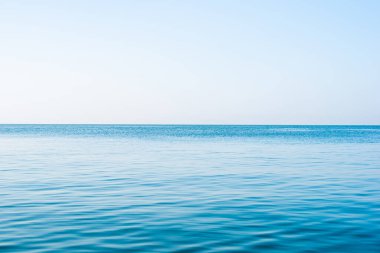 Sakin deniz okyanus ve mavi gökyüzü arka plan