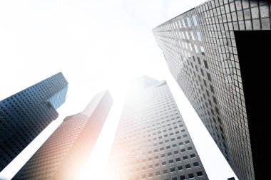 Modern iş gökdelenleri, yüksek katlı binalar, gökyüzüne yükselen mimari, güneş. Finansal, ekonomi, gelecek vb. kavramlar.