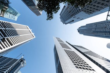 Modern iş gökdelenleri, yüksek katlı binalar, gökyüzüne yükselen mimari, güneş. Finansal, ekonomi, gelecek vb. kavramlar.