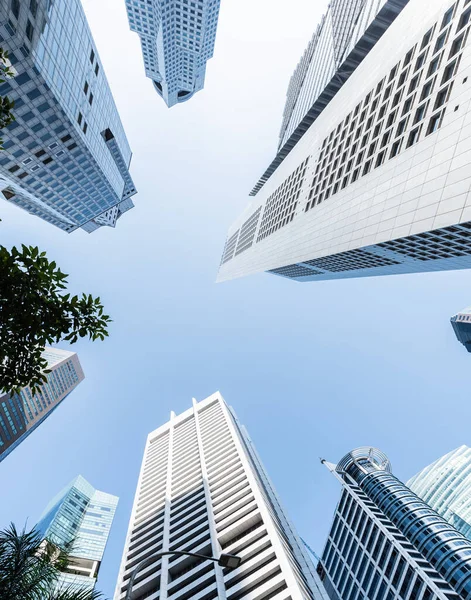 Modern iş gökdelenleri, yüksek katlı binalar, gökyüzüne yükselen mimari, güneş. Finansal, ekonomi, gelecek vb. kavramlar.