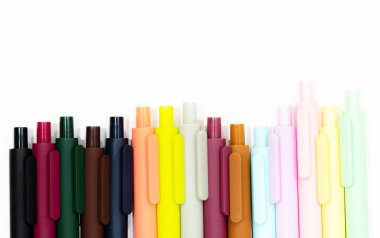 beyaz arkaplanda kalem grubu .