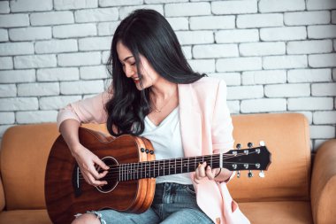 Kanepede gitar çalan kadın. .