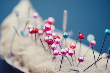 Yastık iğnesi filtresine iğne dikiyorum. 