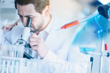 Coronavirus 2019 nCoV kan örneği. Aşı için mikroskop laboratuvarı ile 