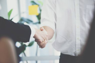 İş adamları el sıkışıyor, toplantıyı bitiriyor başarılı iş adamları iyi bir anlaşmadan sonra tokalaşıyor..