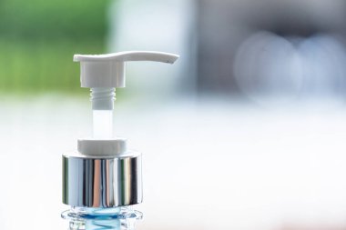 Halka açık alanlarda faaliyet gösterdikten sonra ellerini alkol jeliyle yıkamak. Corona virüsünün yayılmasını engelle 