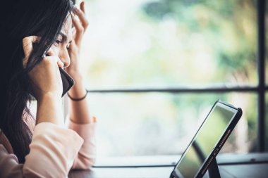 Kadınlar ofiste çalışmak konusunda stresli, Ofis sendromu konsepti 