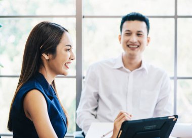 İş adamları iş yerinde ya da takım toplantısında konuşuyor