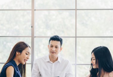 Ofisteki bir grup ekip iş hakkında konuşacak. 