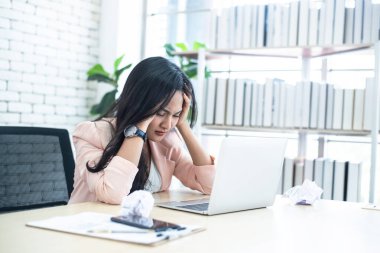 Kadınlar ofiste çalışmak konusunda stresli, Ofis sendromu konsepti 