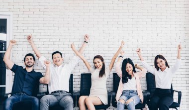 İş adamları zaferi kollarını kaldırarak kutluyorlar.