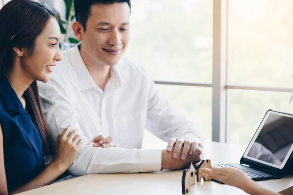 Les Couples Commencent Leur Mariage Achetant Des Biens Immobiliers Images De Stock Libres De Droits