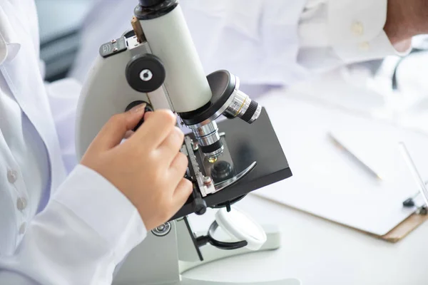 Gros Plan Microscope Avec Lentille Métallique Laboratoire Contexte Recherche Scientifique Images De Stock Libres De Droits