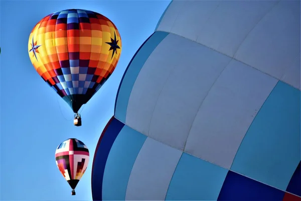 Tres Globos Aire Caliente Con Tonos Azul Dos Con Colores —  Fotos de Stock