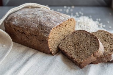 Ev yapımı siyah çavdar ekmeği, açık keten bir peçeteye dilimlenmiş.