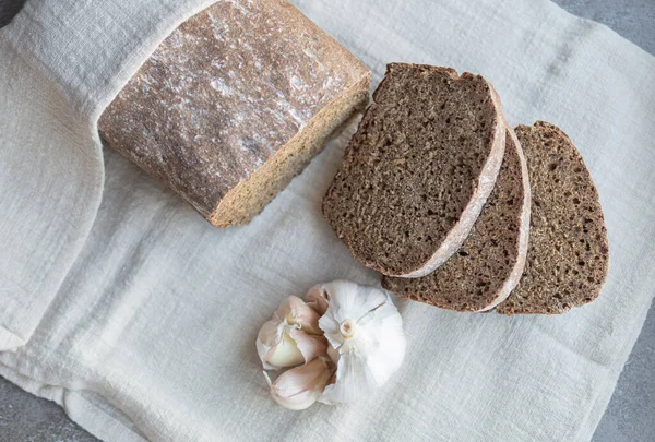 Homemade Black Rye Bread Cut Pieces Garlic Light Linen Napkin — Stock Photo, Image
