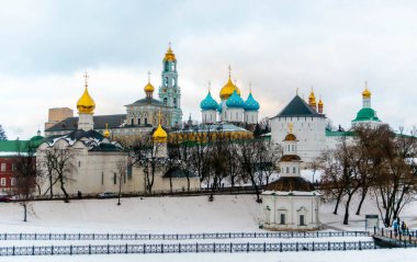 Trinity Sergius Lavra - en büyük Rus manastırı.