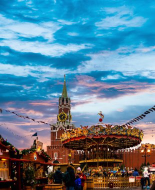 Kremlin 'in arka planına karşı Kızıl Meydan' da atlı karınca. Rusça işaretlerin üzerine mesaj at. Çeviri: Burger, ızgara, giriş