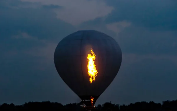 Płatek Ognia Wewnątrz Balonu — Zdjęcie stockowe