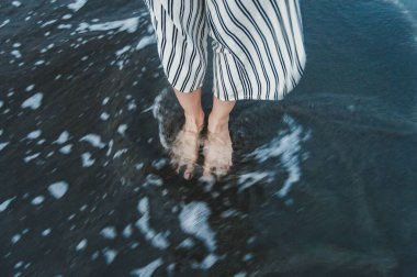 Güneşin doğduğu kumsalda dalgaları hissetmek