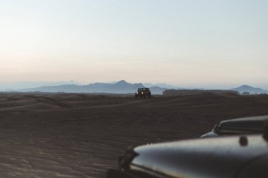 Kum tepelerinde araba kampı