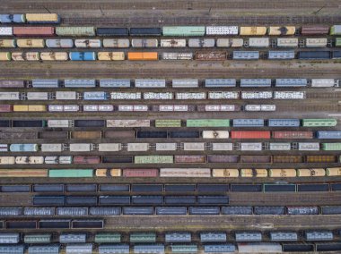 Tren raylarının, lojistik kargoların hava aracı fotoğrafçılığı.