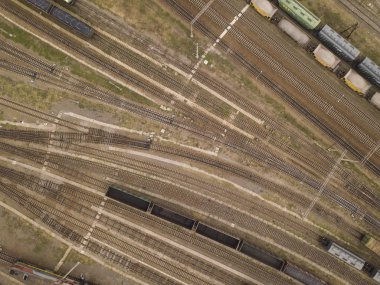 Tren raylarının, lojistik kargoların hava aracı fotoğrafçılığı.