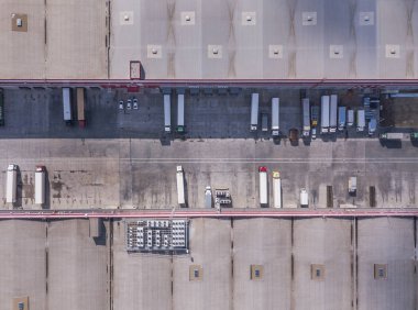 Depo otoparkındaki kamyonların 4K hava görüntüsü..