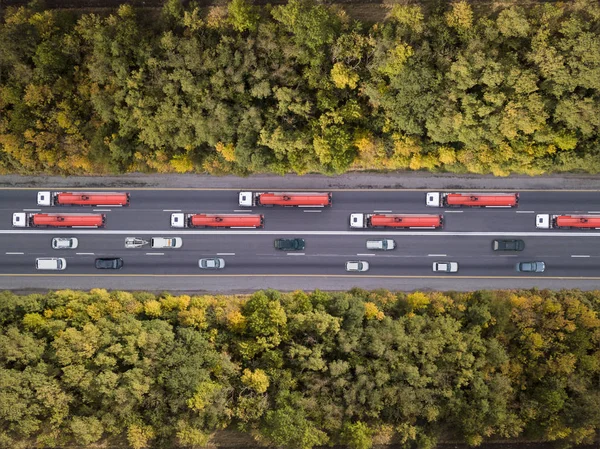 รถบรรท นบนทางหลวง งทางอากาศจากด านบน — ภาพถ่ายสต็อก