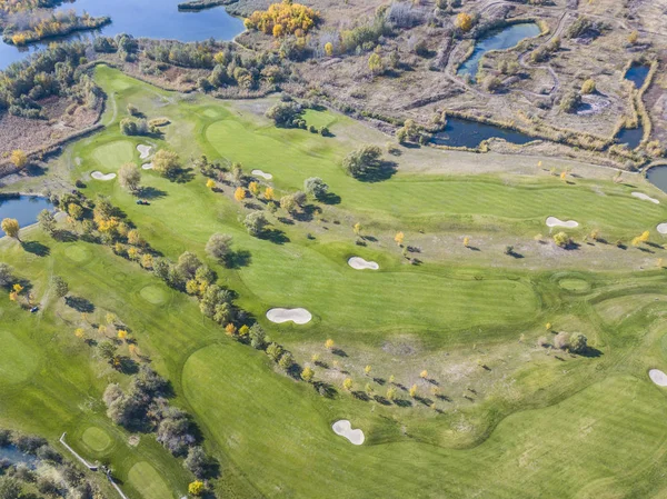 豊かな緑の芝生とゴルフコースの空中ショット美しい風景 — ストック写真