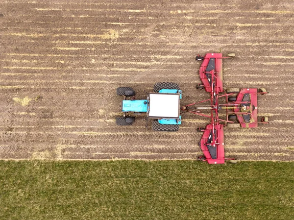 从事农田耕作的拖拉机 农田耕作和播种 空中视图 高层视图 — 图库照片