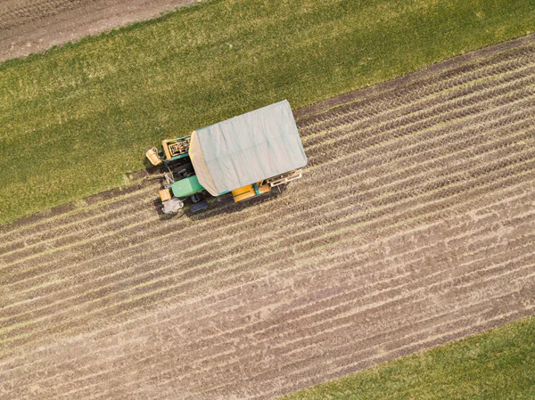 Foto Drone Aereo Contadino Raccolta Prato Rotoli — Foto Stock