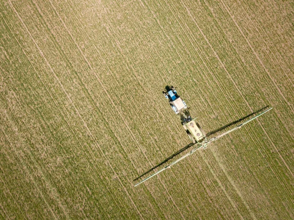 Traktor Rozstřikuje Pole Chemikáliemi Letecká Shora Dolů Drone Fotografie — Stock fotografie