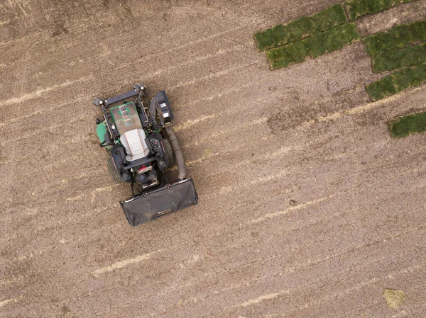 空中ドローンのトップダウン写真 農業機械生産 緑の芝生 — ストック写真