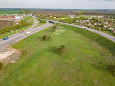 Rostov-on-Don. M4 otoyolu. Bataysk. Rusya 05 / 05 / 2020. Otobanın insansız hava aracı görüntüsü.