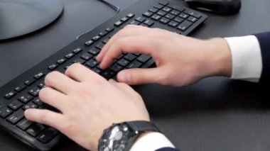 Ofisteki klavyede çalış.