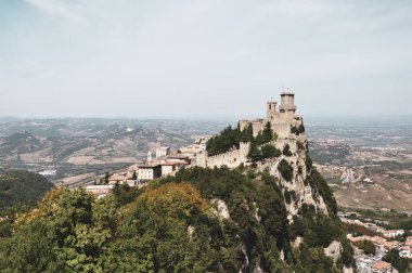 San Marino 'daki tepede bir kale.