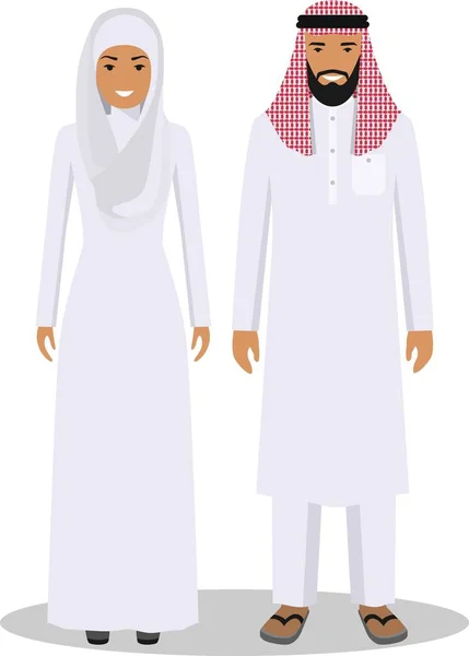 Concepto familiar y social. Hombres y mujeres árabes musulmanes de pie juntos en ropa islámica tradicional en estilo plano sobre fondo blanco. Ilustración vectorial . — Vector de stock
